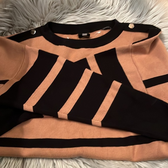 Knit sweater with buttons - Picture 2 of 3